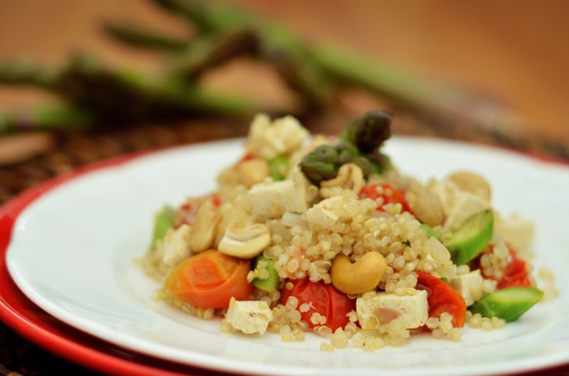 Quinoa com tofu e aspargos