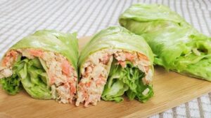 Wrap de Alface com Quinoa e Frango Desfiado